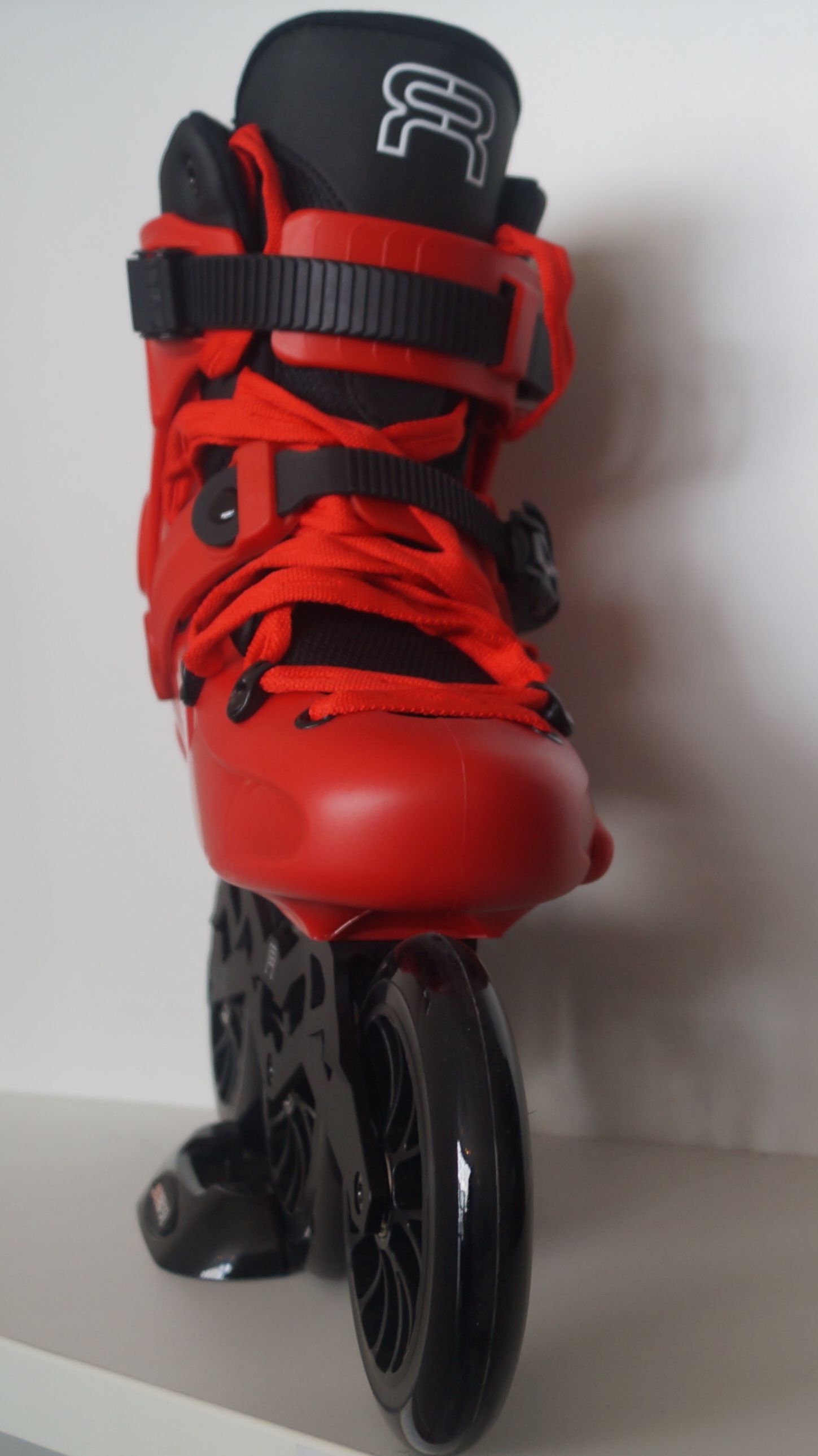 FR1 325 Red inline skate with 125 mm wheels Front view